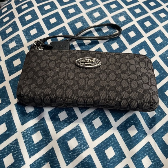 Used once monogram double zip coach wallet wristlet - Picture 4 of 12